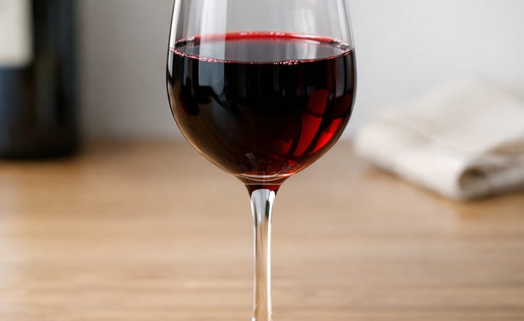 Kadehte kırmızı şarap