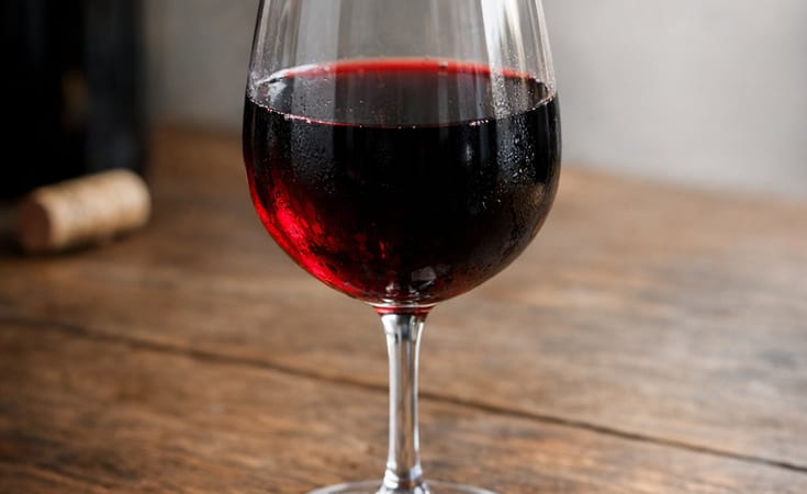 Kadehte kırmızı şarap
