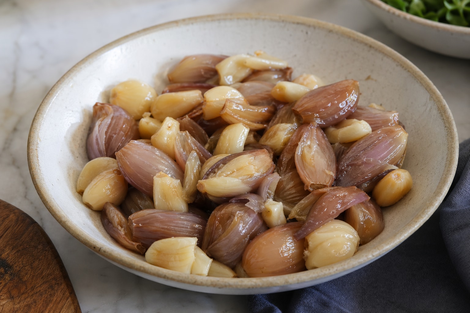 Całe szalotki i główki czosnku