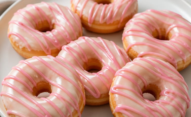 Pembe glazür gezdirmeli vanilyalı halka donut